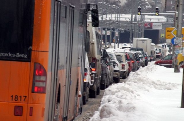 Големите улици са обработени срещу заледяване