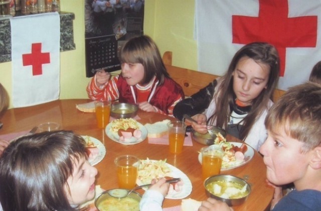 Раздават обяд на 60 деца от бедни семейства в Бяла
