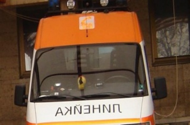 21-годишен шофьор оцеля след удар в крайпътно дърво