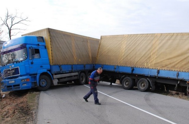 Камион блокира пътя до Караманци