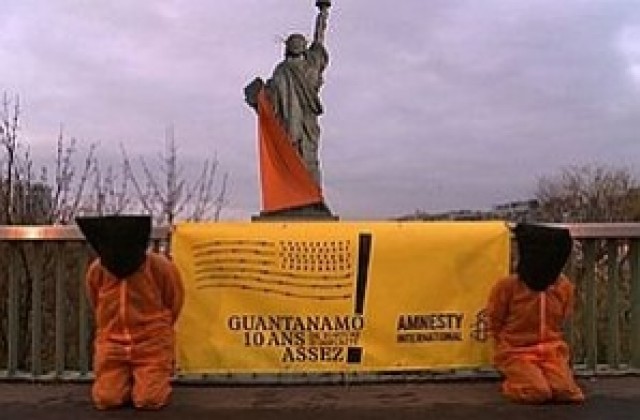 Статуята на свободата с оранжево платнище в знак на протест