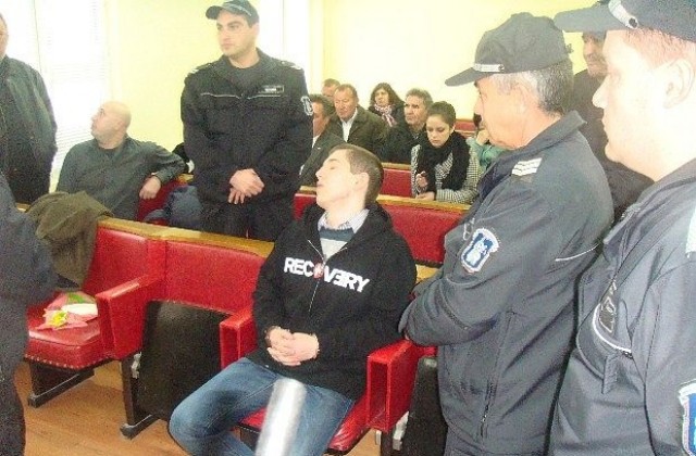 7,4 години ще лежи Джунейт от Кърджали  за убийството на майка си и брат