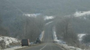 Две машини обработват заледени участъци в Силистренско