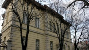 Варненският владика Кирил застроява двора на митрополията