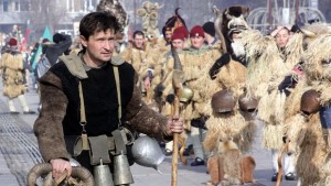 Хиляди звънци дават старт на зимния празник Сурва в Пернишко