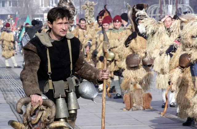 Хиляди звънци дават старт на зимния празник Сурва в Пернишко