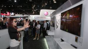 В Лас Вегас показаха телевизор дебел 4 милиметра