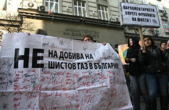 Протести срещу шистовия газ в 12 града