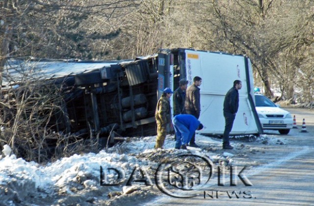 ТИР се обърна край Враца