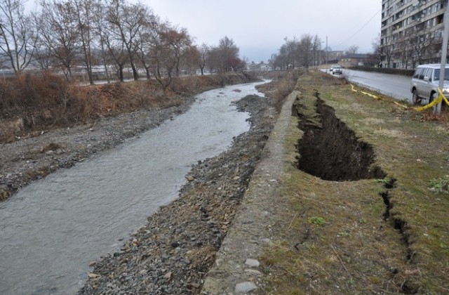 Комисия проверява отводнителните съоръжения и мостовете за поражения от дъждовете