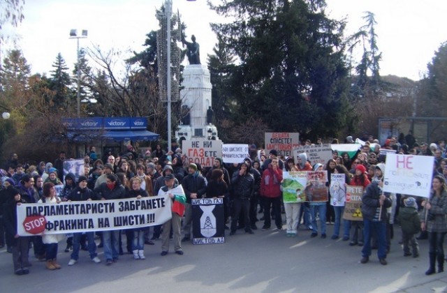 Над 150 великотърновци излязоха на протест срещу шистовия газ