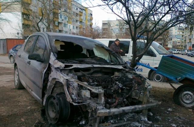 Запалиха два автомобила на служител на Криминална полиция