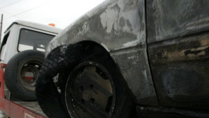 Кола горя пред училище