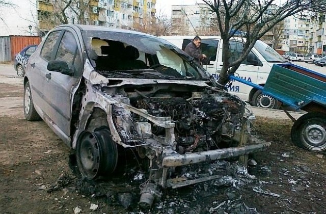 Запалиха двата автомобила на служител от Криминална полиция в Пловдив