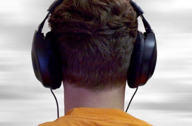 Слушането на музика със слушалки по улицата носи рискове