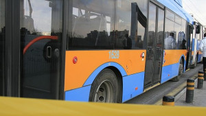 Шофьор на тролейбус се хвърли от мост по време на