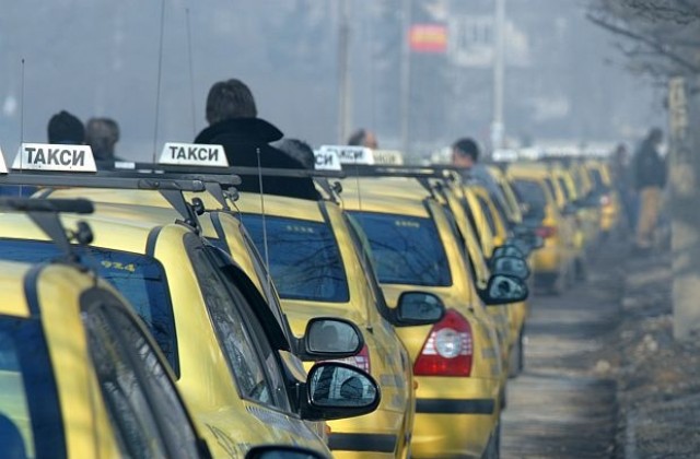 (Не)редовни таксита заплашват с блокада на столицата