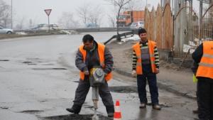 Запълват дупки по централните булеварди в Пловдив