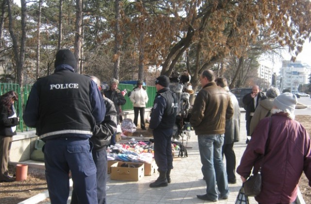 Инспектори от НАП за първи път иззеха стоки от търговци пред болницата