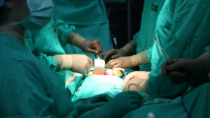 Извадиха 6килограмов тумор от корема на бременна