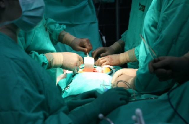 Извадиха 6-килограмов тумор от корема на бременна