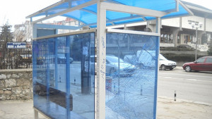 Вандали трошат ремонтираните спирки в Добрич