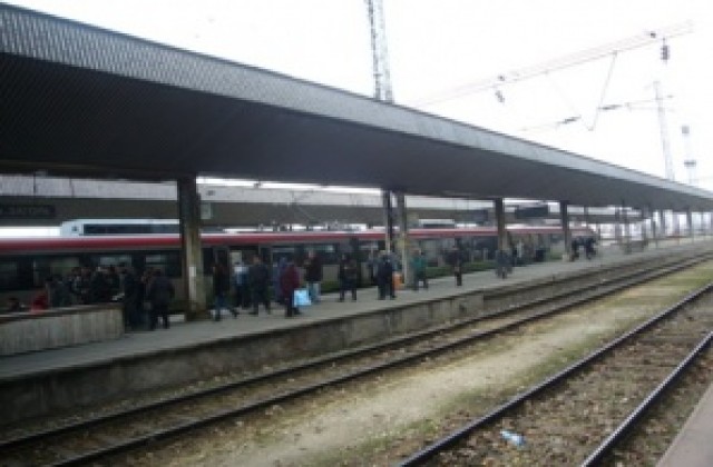 Възстановяват влакове, които спират на жп гара  Казанлък