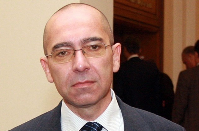 Министър Константинов прехвърли топката на Здравната каса за мукополизахаридоза