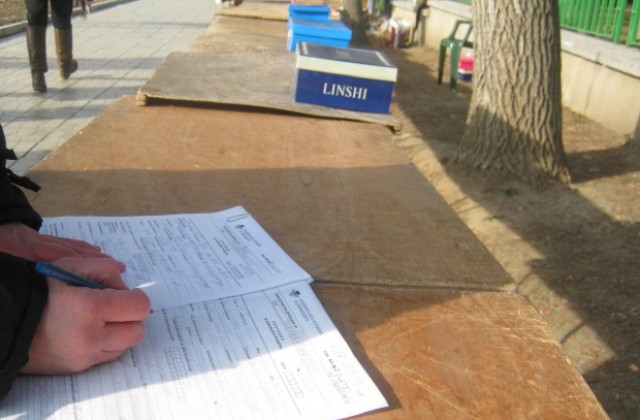 Екипите на НАП продължават натиска върху търговците край болницата