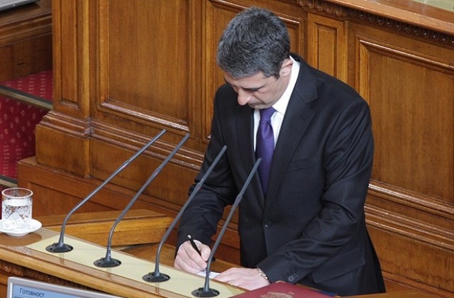 Плевнелиев се закле като президент, обеща да не участва в политически игри
