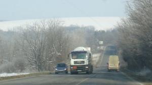 Пътищата сухи но на места заледени