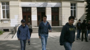 17годишен влиза в час с пистолет изключват го от училище