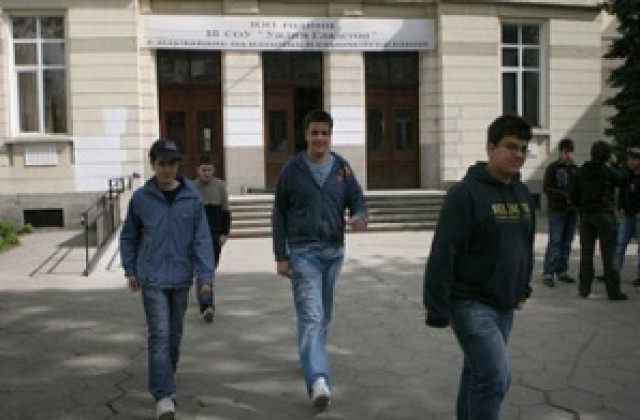 17-годишен влиза в час с пистолет, изключват го от училище