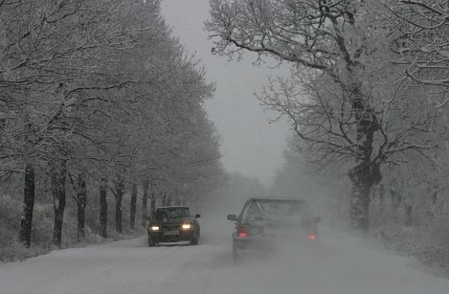 Сняг вали в Сливенска област