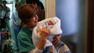 Замкметът Климент Кунев ориса първото бебе за годината в Габрово