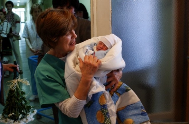 Зам.-кметът Климент Кунев ориса първото бебе за годината в Габрово