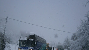 Силен снеговалеж затруднява движението в Габровска община