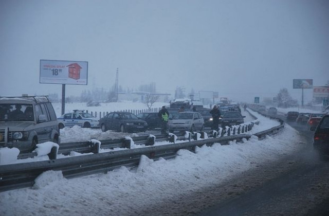 36 машини чистят снега в Шуменско