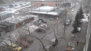 Мокри и заснежени пътища Товарните автомобили с вериги по пътя