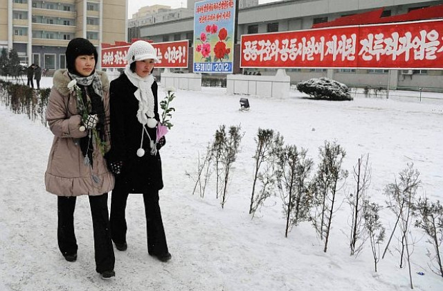 Севернокорейците се кланят пред портрета на Ким Чен-ир на лунната Нова година
