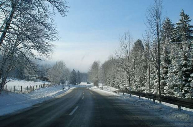 Заледявания по пътищата в Силистренско