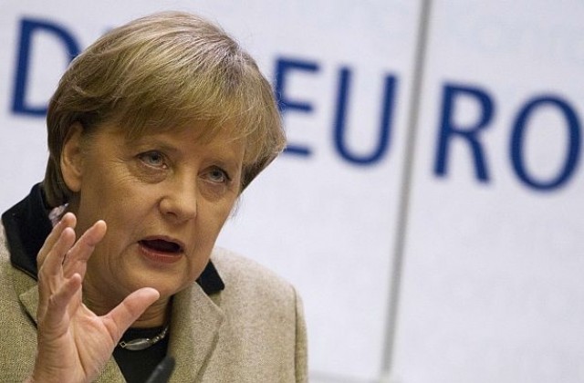 Дълговата криза трябва да тласне евролидерите към политически съюз, смята Меркел