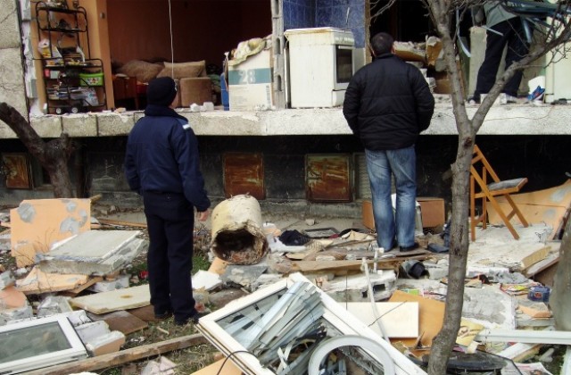 Спешно настаняват дъщерята и внуците на загиналия варненец в друга квартира