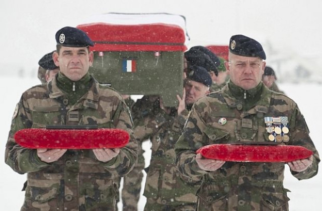 Париж няма да изтегля предсрочно френските войници от Афганистан
