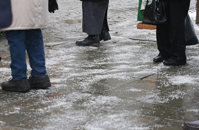 Пътните настилки в София са обработени срещу заледяване