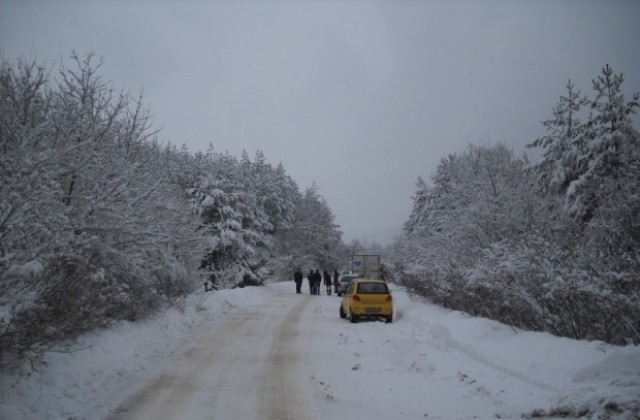 В района на  Хладни клисури на пътя Кюстендил- София не е почистено