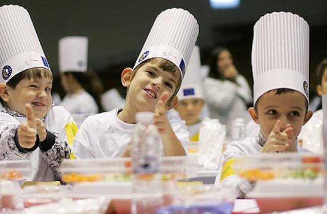 Студенти от Кулинарната академия  правиха здравословни сандвичи с деца