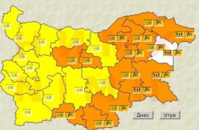 И във Варна заваля сняг, оранжев код за цялата област