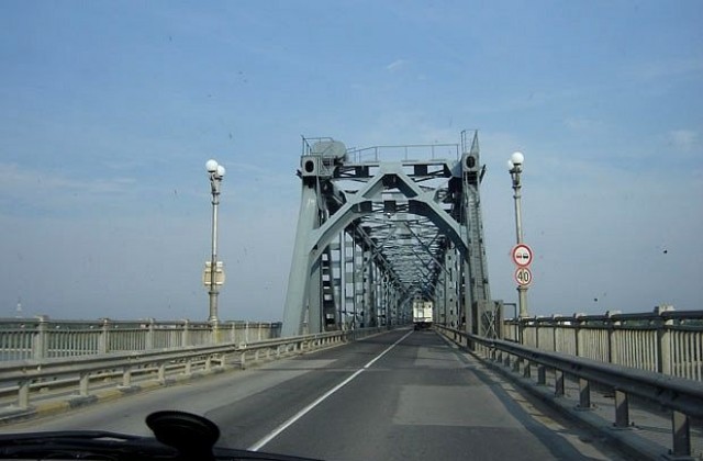 Затвориха Дунав мост, спират движението на автомобили за Румъния още във великотърновско