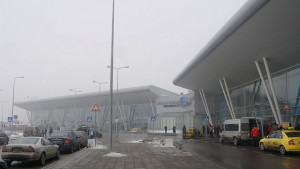 Снеговалежът обърка трафика на Летище София